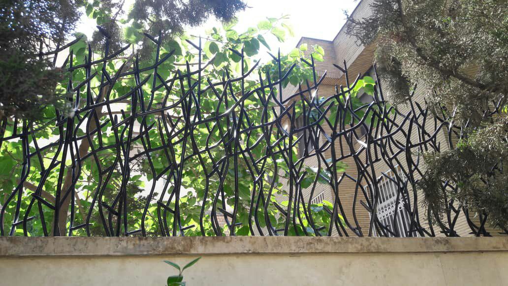 اطلاعات فروش محافظ شاخ گوزنی روی دیوار حیاط